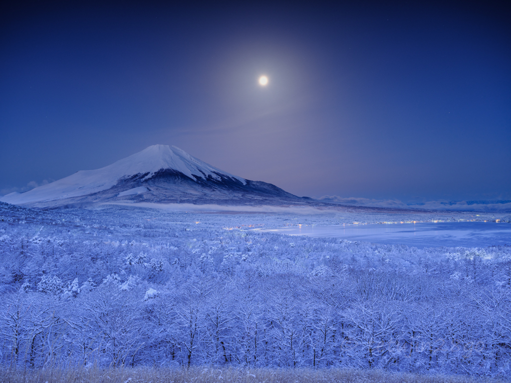 降雪のおぼろ月