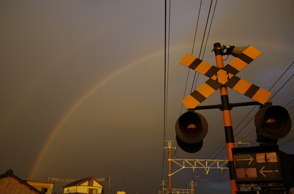 虹と踏切