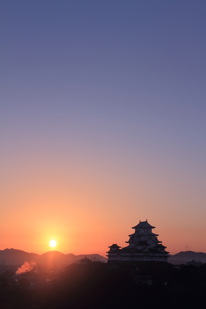 日の出に写る姫路城