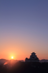 日の出に写る姫路城