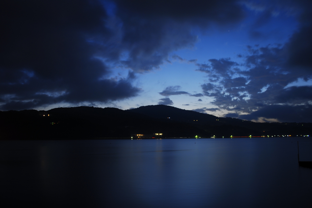 夜明けの青