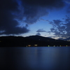 夜明けの青