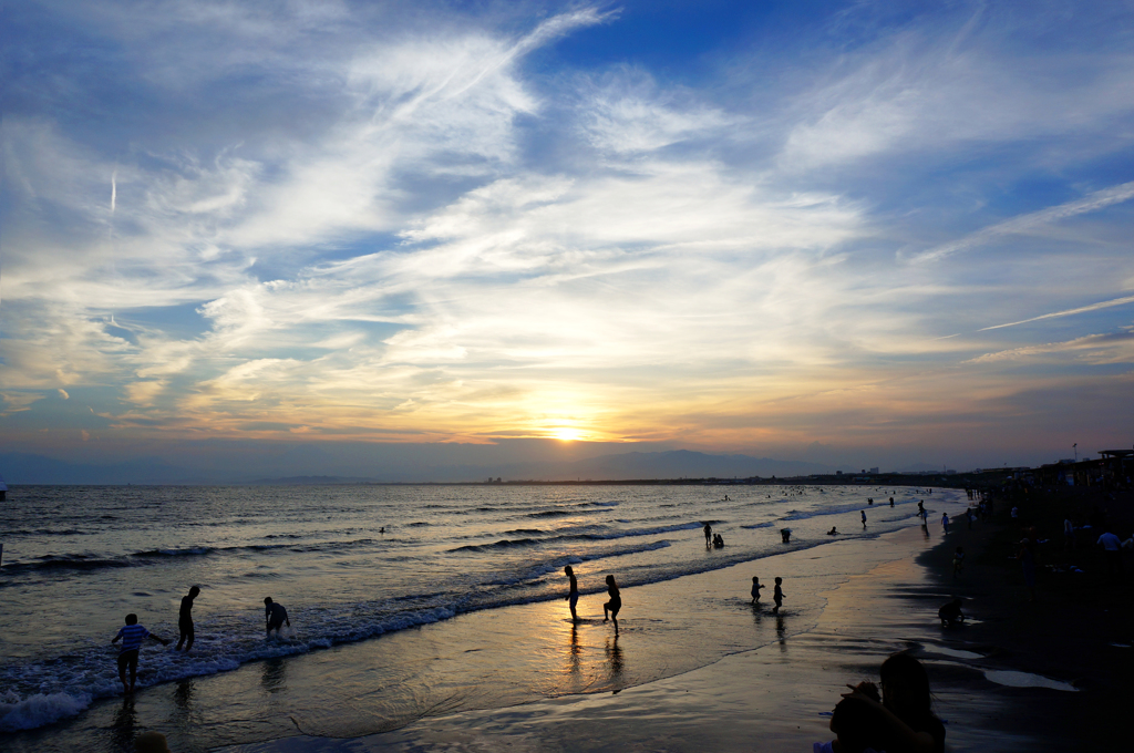 沈む夕日 踊る雲 満ちる海 遊ぶ人