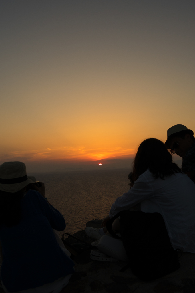 サントリーニの夕日を皆とながめる