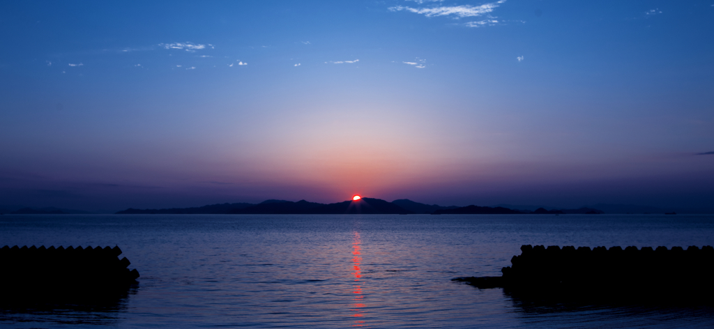 近所の夕日(目で見た感じに近いようにレタッチしたつもりですが、全然まだ遠いです）