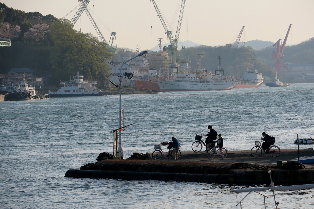 尾道水道（渡船を待つ人達）