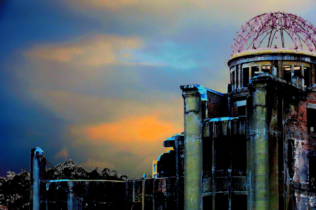 鉛色の空（旧・広島県産業奨励館）原爆ドーム