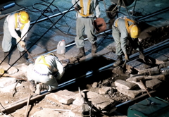 ２）終電が通過した後・・「軌道敷内(深夜のメンテナンス工事）」