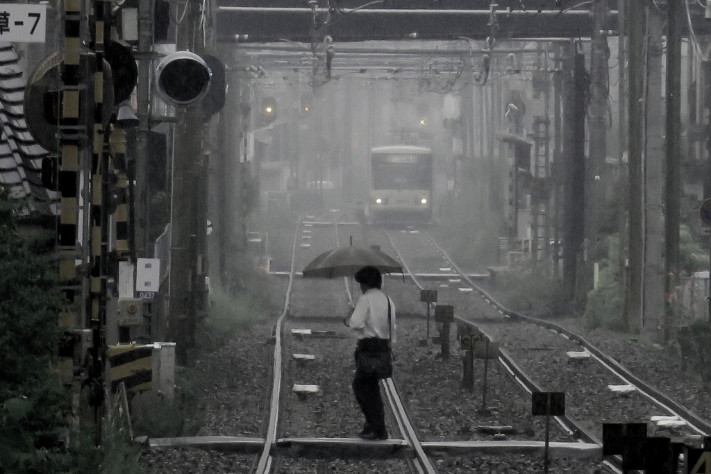 梅雨の一コマ"遮断機が上がり・・"