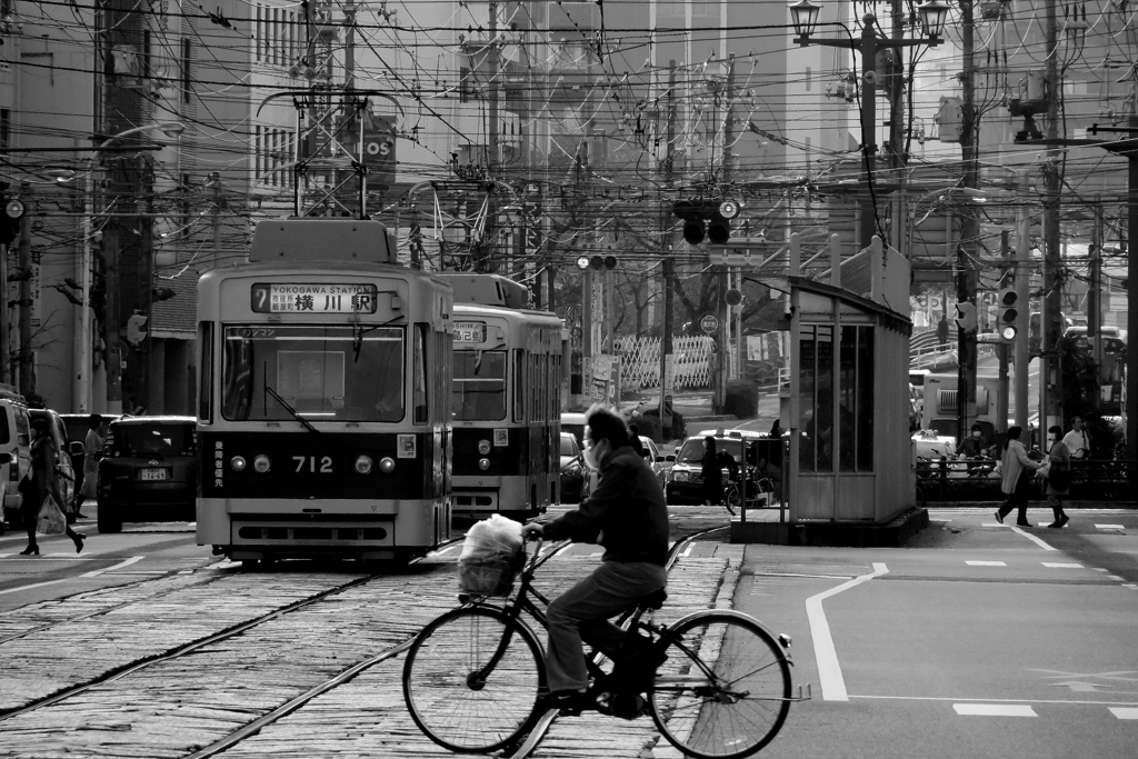 自転車で横断する人・・