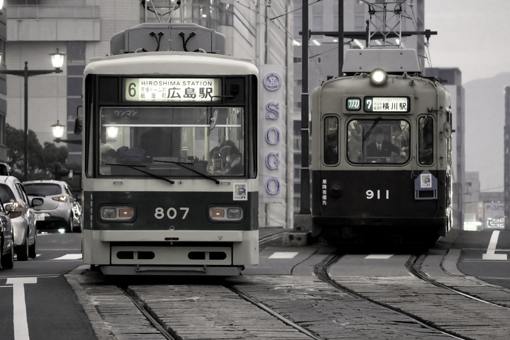 交差する路面電車