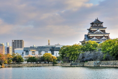広島城と広島県立基町高校（中央）※HDR