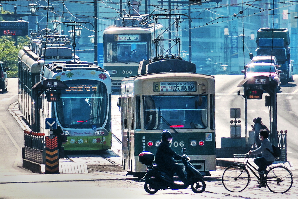 通勤ラッシュは路面電車も大変だぁ～(;´▽｀A``