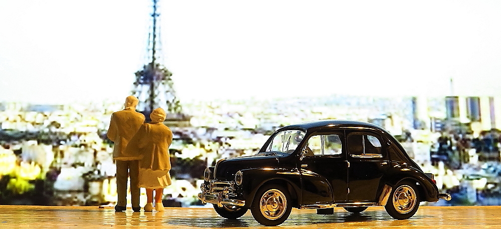 仏　ルノー４ＣＶ　※辛うじて左ハンドルが見えます。