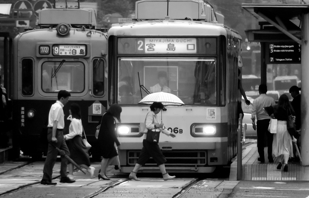 梅雨の一コマ"電停"