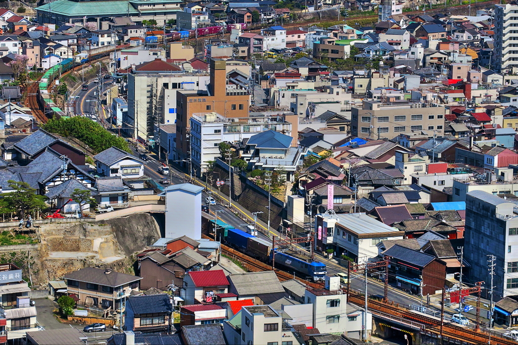 カーブを抜ける長い貨物車