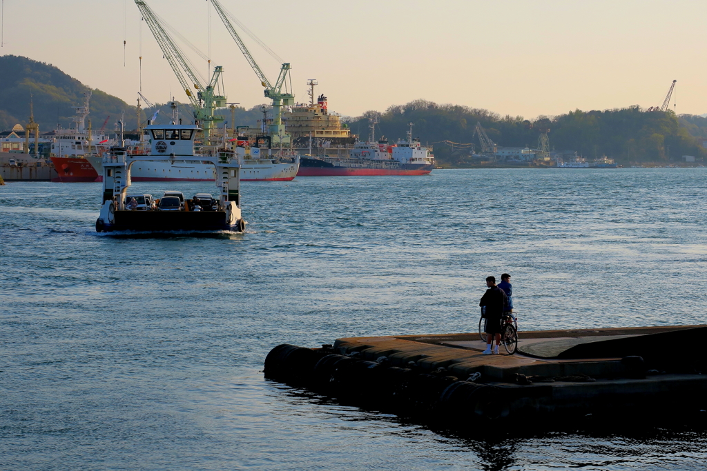 尾道水道（渡船を待つ人達）