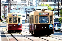 交差する御年70歳と61歳の「名車両」