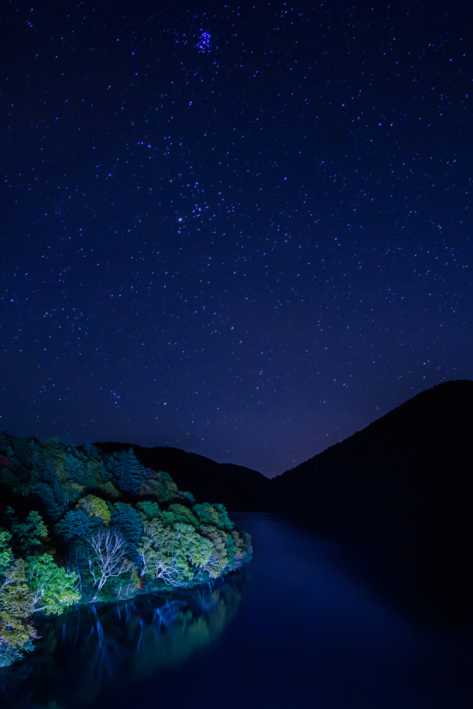 夜半の湖にて