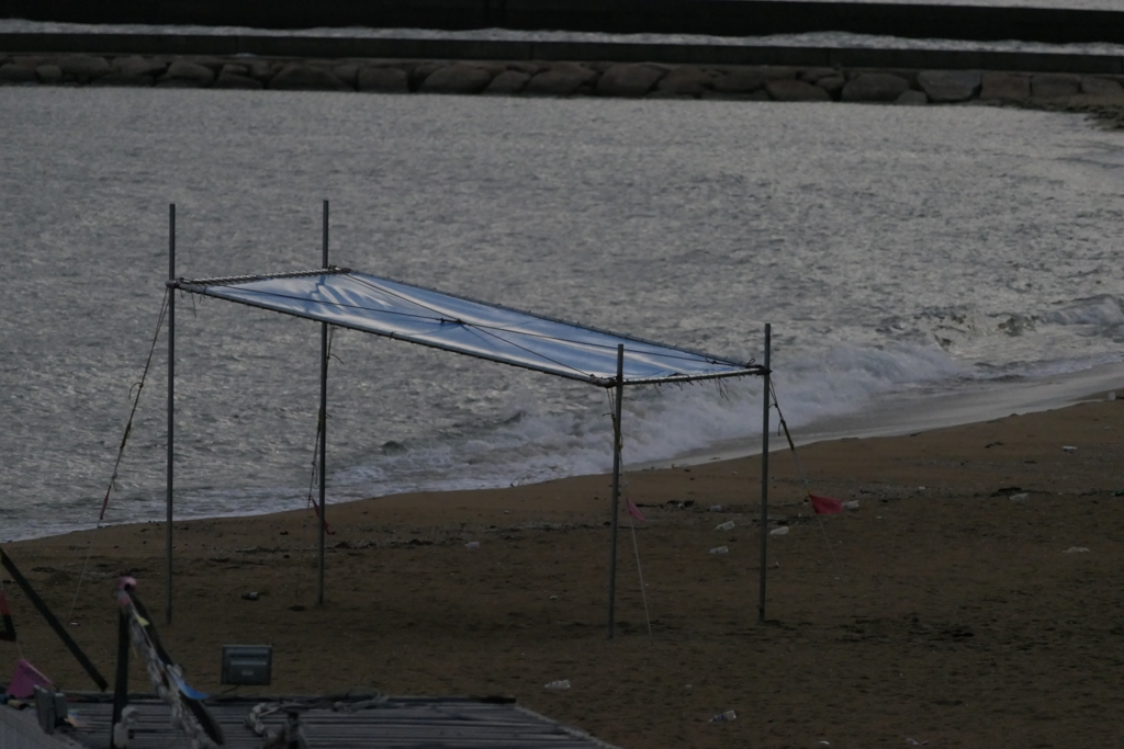 波打ち際のテント