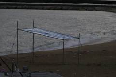 波打ち際のテント