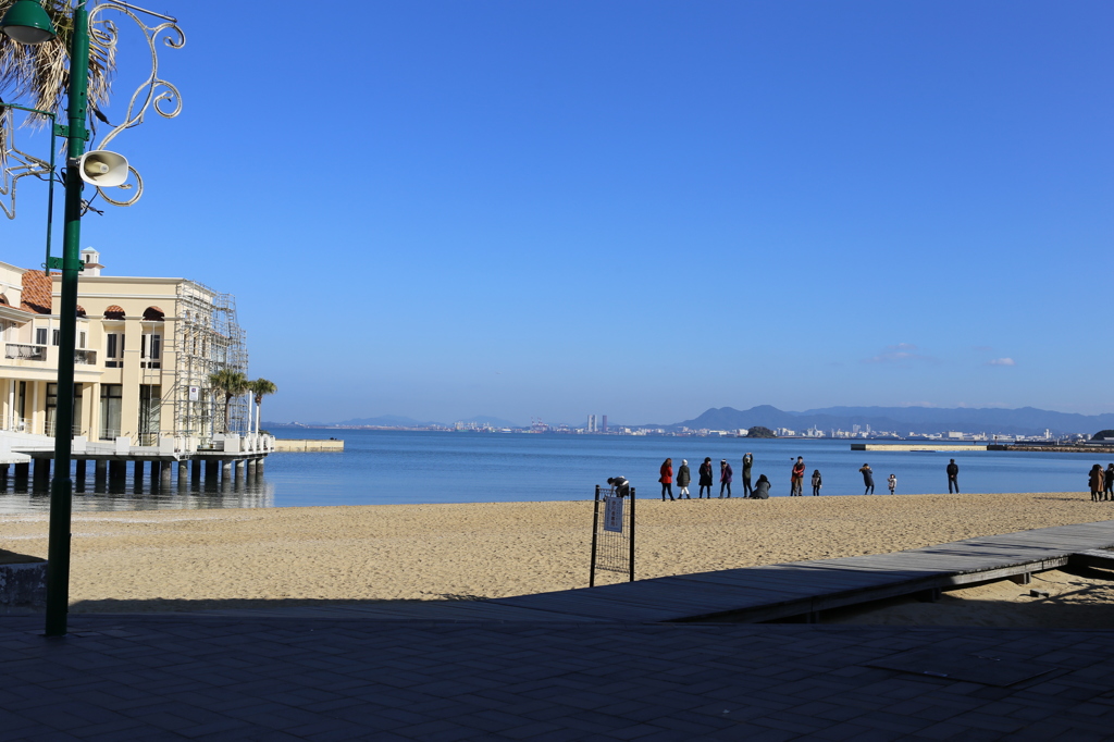 浜辺は観光客でいっぱい