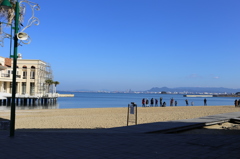 浜辺は観光客でいっぱい