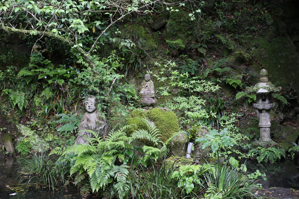 岩面の地蔵