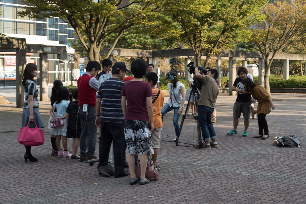 何だ！カメラを囲んで集まっているが