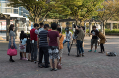 何だ！カメラを囲んで集まっているが