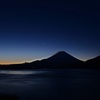 本栖湖湖畔からの夜明前富士山