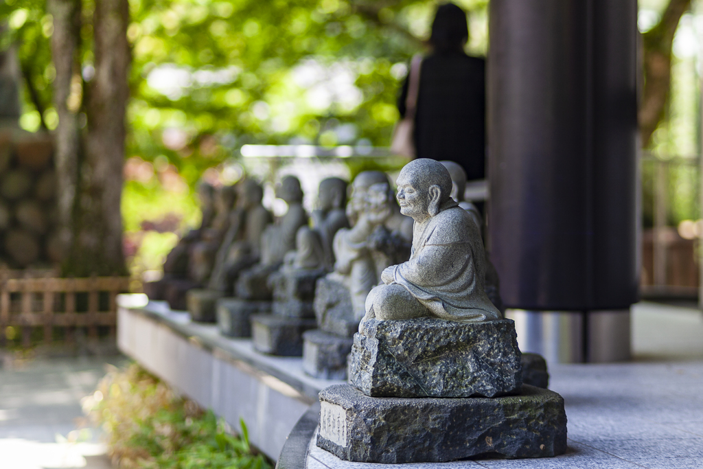 近所の寺にて