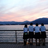 沈む夕日とキレイな人たち