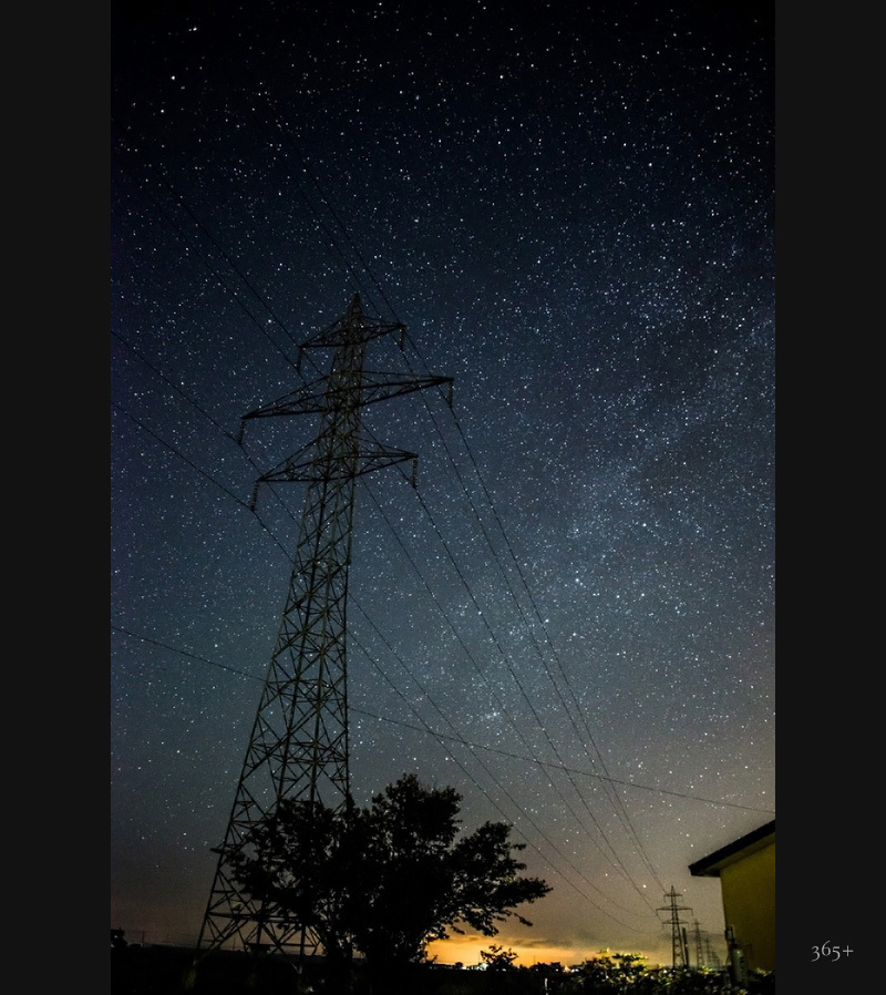 鉄塔と星空