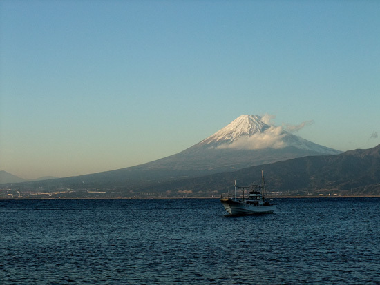 駿河の海、富士浮かぶ。