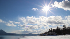冬の支笏湖で空を仰ぐ