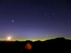 鈴鹿山系に輝く冬の月と星