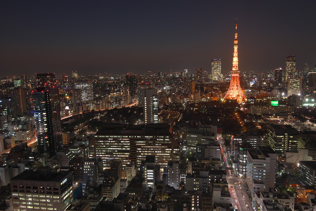 夜の街の塔