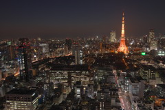 夜の街の塔