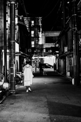 都の夜の裏通り