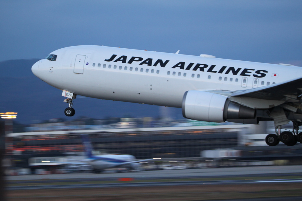 201511伊丹空港_JAL_B767離陸