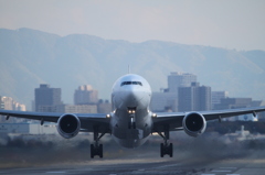 201511伊丹空港_JAL_B777離陸