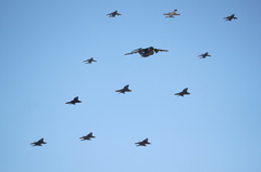 20151025岐阜基地_気を付け編隊飛行