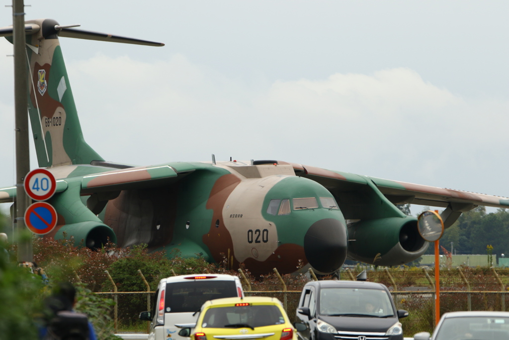 201710浜松基地_柵の向こうのデカい奴