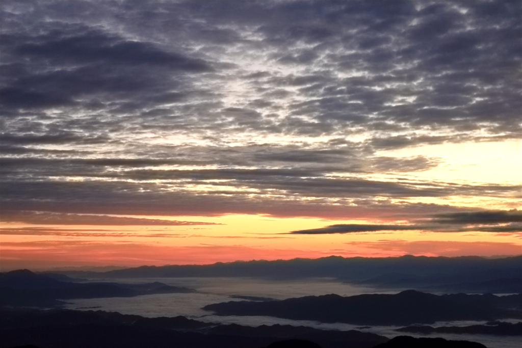 雲海に覆われる安曇野