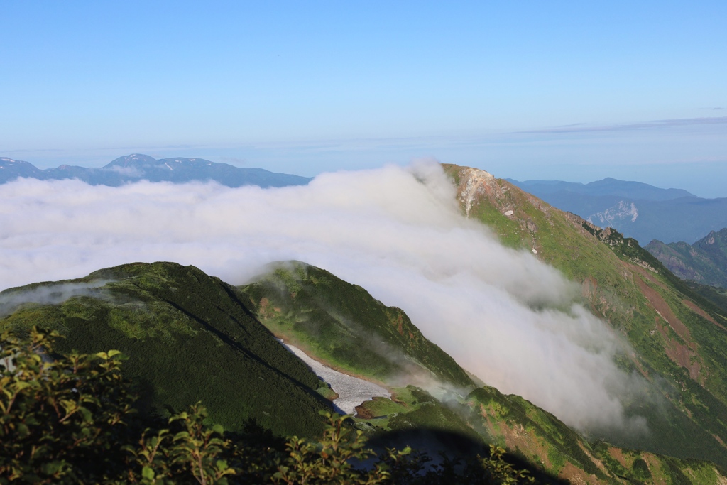 焼山にかかる滝雲