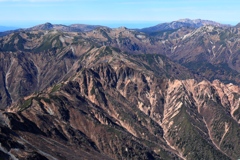 山頂から、名山ひしめく茶色の景色