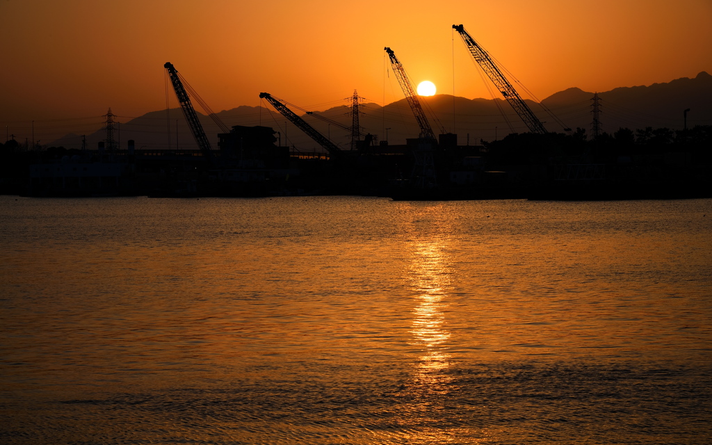 クレーンにかかる夕陽