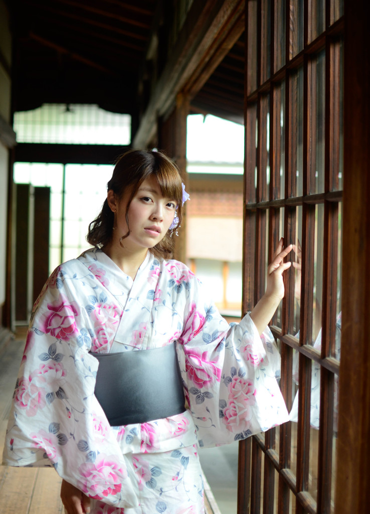 格子戸で佇んで