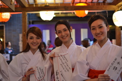 菊水鉾の美女3人